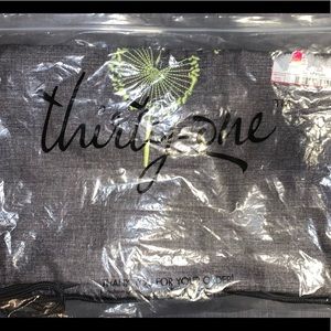 Thirty-one cinch sac in charcoal crosshatch with dandelion icon it